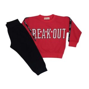 Εποχιακή κόκκινη μπλούζα και μαύρο παντελόνι φόρμας